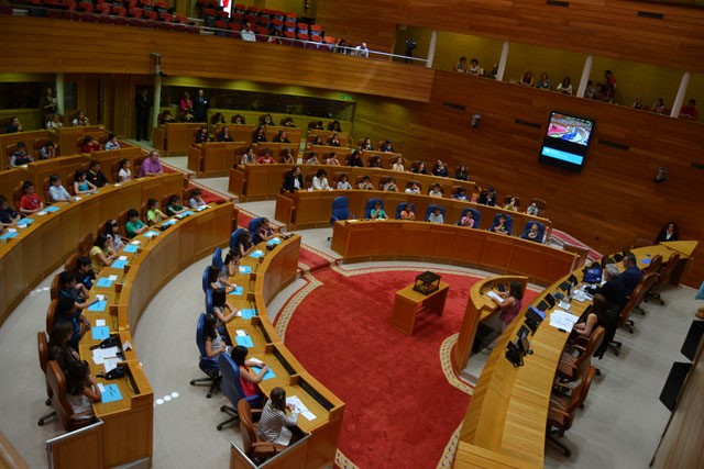 O Parlamento de Galicia acolleu unha sesión plenaria infantil de Aldeas Infantiles 